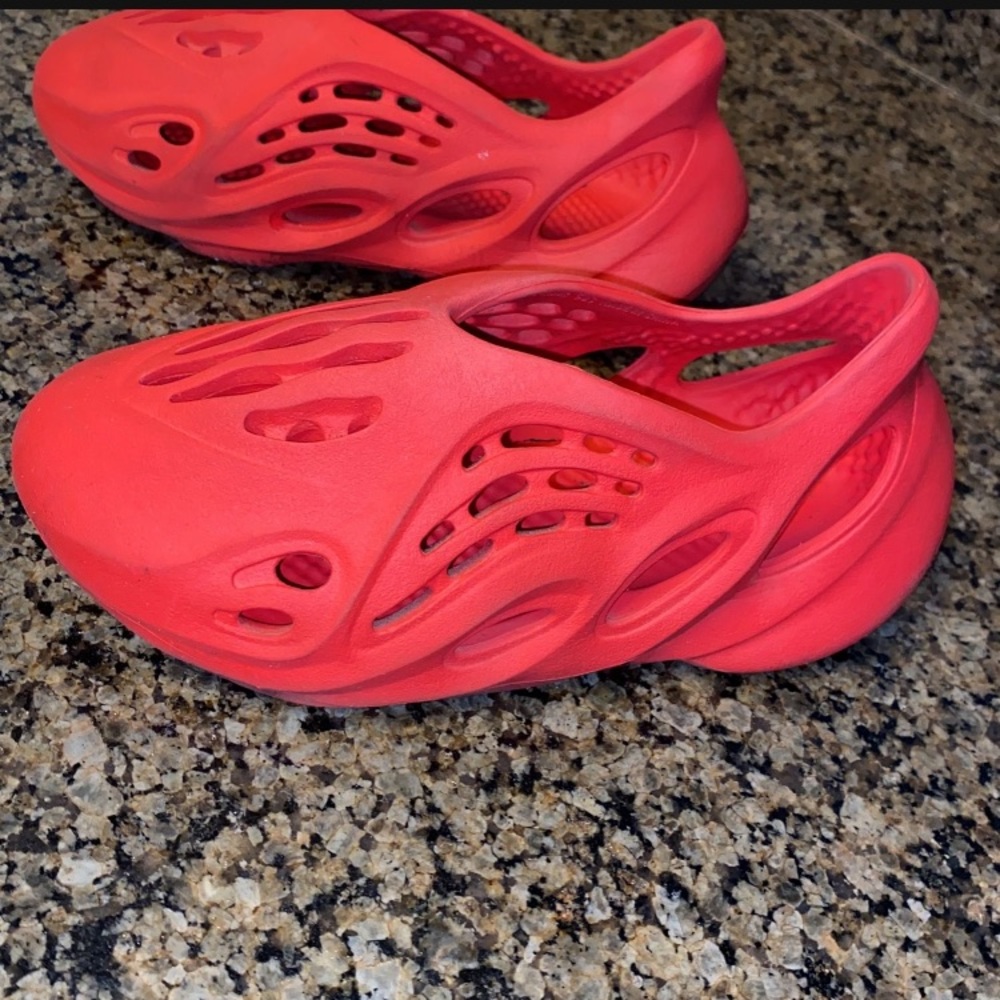 Yeezys foam runners - Picture 2 of 3